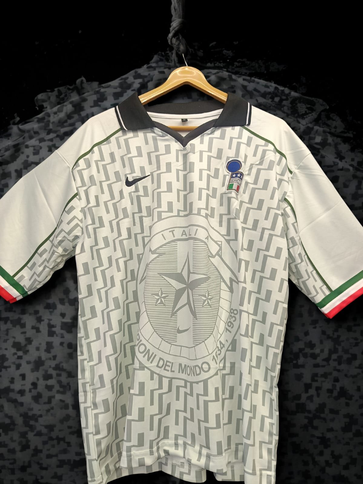 itali embroidery , five sleev, collar